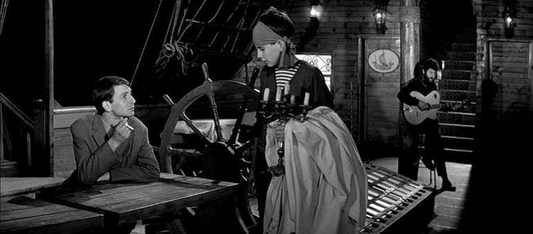 &laquo;Бегущая по волнам&raquo; &mdash; краткое содержание романа  А. Грина по главам