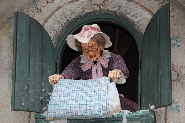 &laquo;Госпожа Метелица&raquo; &mdash; краткое содержание сказки братьев Гримм