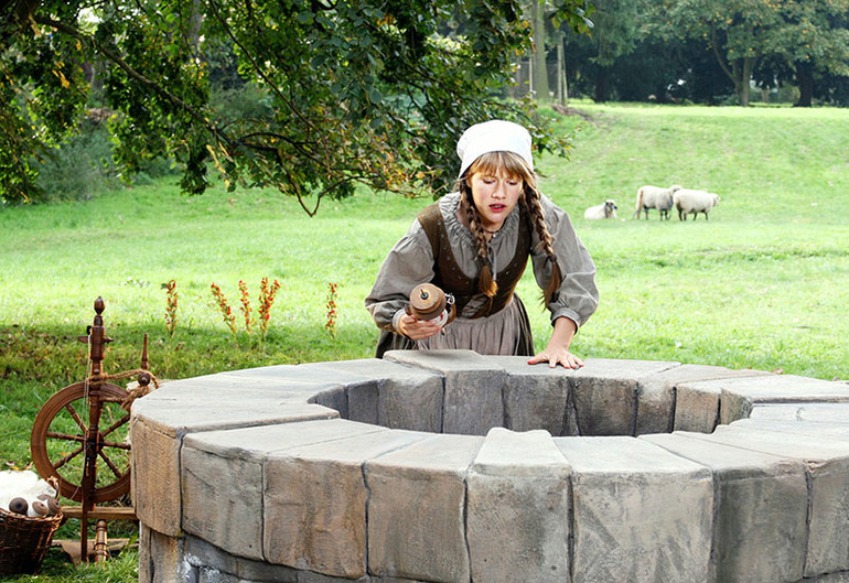 &laquo;Госпожа Метелица&raquo; &mdash; краткое содержание сказки братьев Гримм