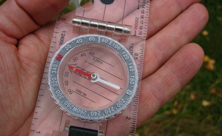 Как пользоваться компасом при ориентировании на местности и по карте