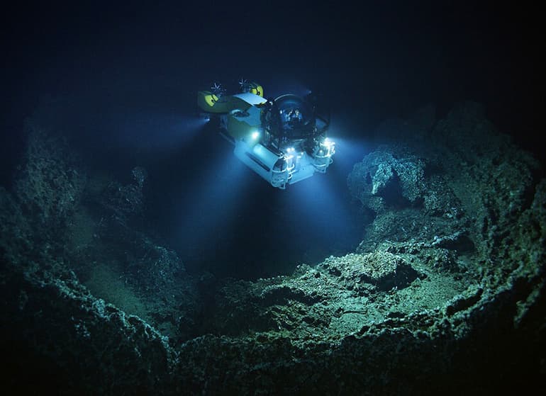 Самая глубокая впадина — Марианский желоб, его географическое положение и глубоководные обитатели